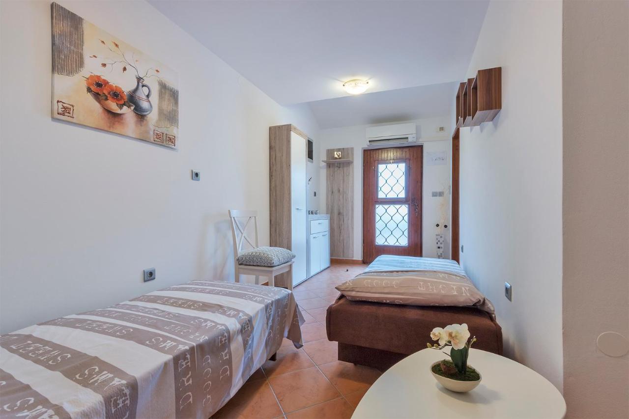 Apartments Tina & Denis Пула Екстер'єр фото