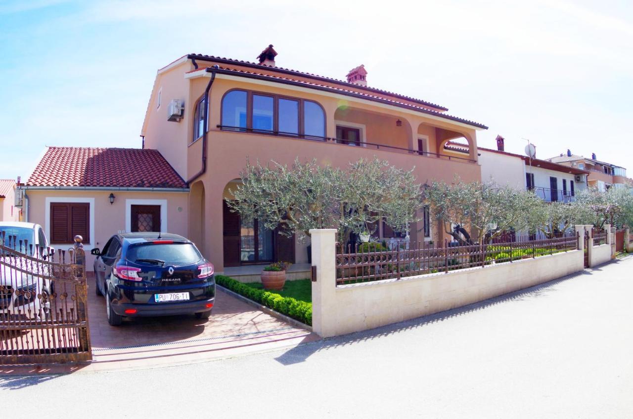 Apartments Tina & Denis Пула Екстер'єр фото